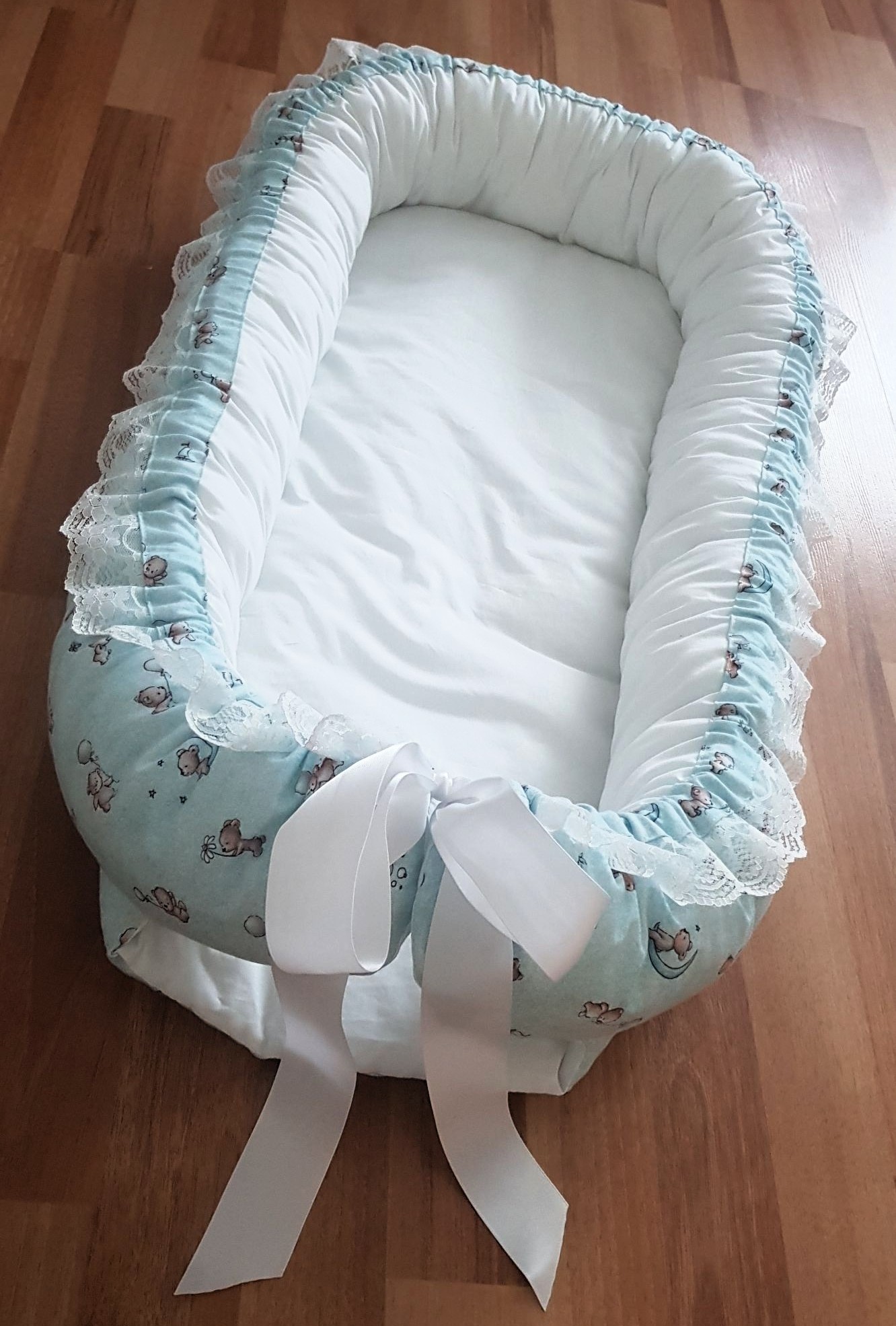Håndlaget babynest i tekstil
