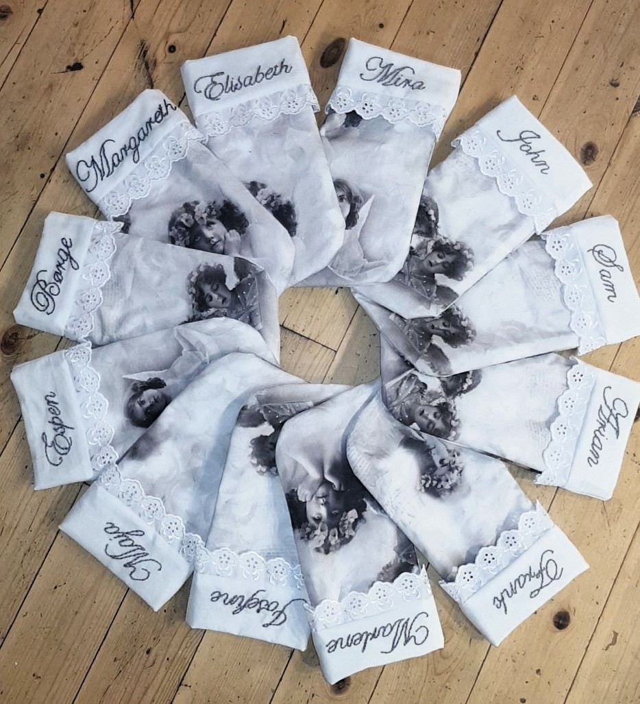 Sydd og brodert julestrømpe