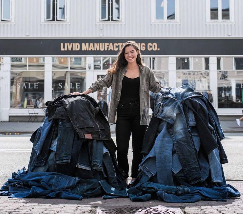Julie foran Livid Manufacturing Co. i Trondheim, omkranset av denim